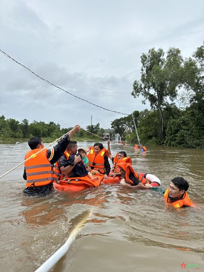 View - 	Kiên Giang: Bộ đội giúp dân khắc phục hậu quả mưa ngập
